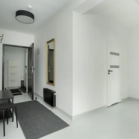 Beautiful House With Balcony, Ideal For Families By Renters *