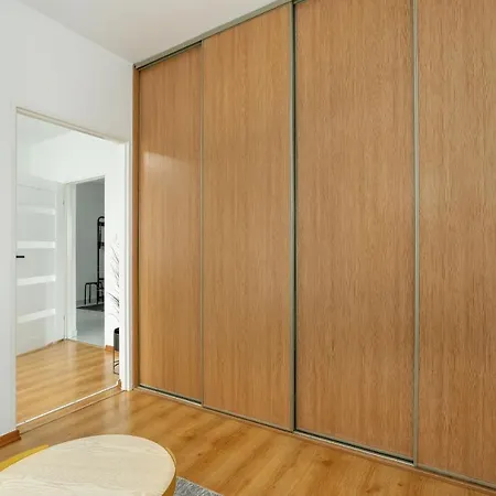 Semesterbostad Beautiful House With Balcony, Ideal For Families By Renters *