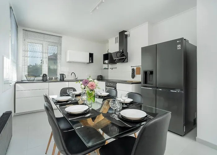 Beautiful House With Balcony, Ideal For Families By Renters Poznan