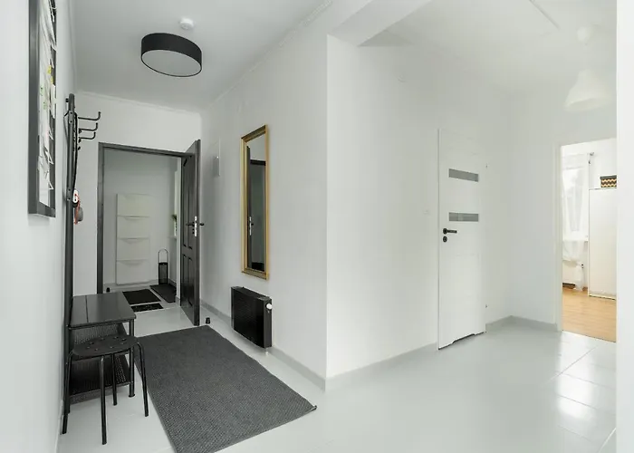 Beautiful House With Balcony, Ideal For Families By Renters *