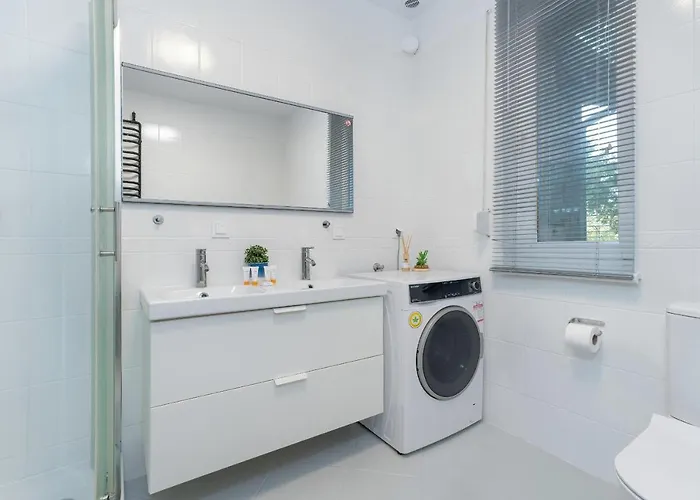 Beautiful House With Balcony, Ideal For Families By Renters Poznan