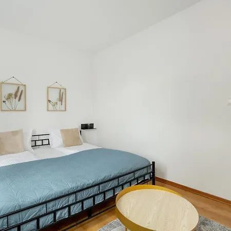 Beautiful House With Balcony, Ideal For Families By Renters Σπίτι διακοπών *