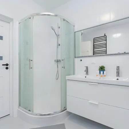 Beautiful House With Balcony, Ideal For Families By Renters * Πόζναν