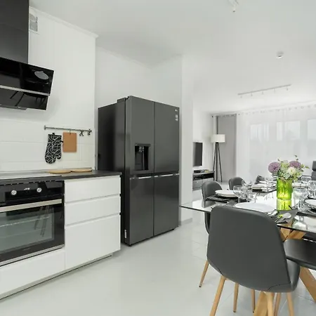Beautiful House With Balcony, Ideal For Families By Renters Σπίτι διακοπών Πόζναν