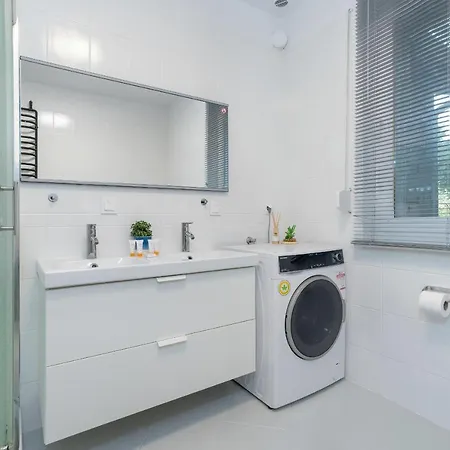 Beautiful House With Balcony, Ideal For Families By Renters Poznan