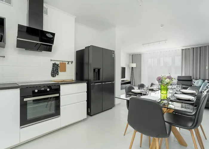 Beautiful House With Balcony, Ideal For Families By Renters Dom wakacyjny Poznań